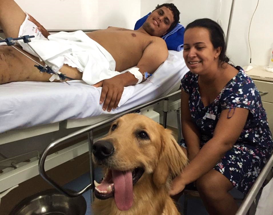 Fábio Roque faz carinho em Jhorge (Foto: Fabricio Moretti/Mais Goiás)