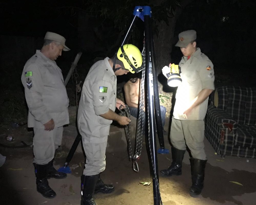 Corpo de Bombeiros utiliza equipamento de segurança para resgate da vítima (Foto: Divulgação/CBMGO)