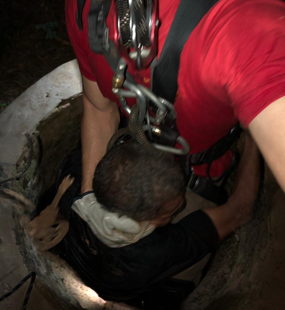 Homem é resgatado consciente (Foto: Divulgação/CBMGO)