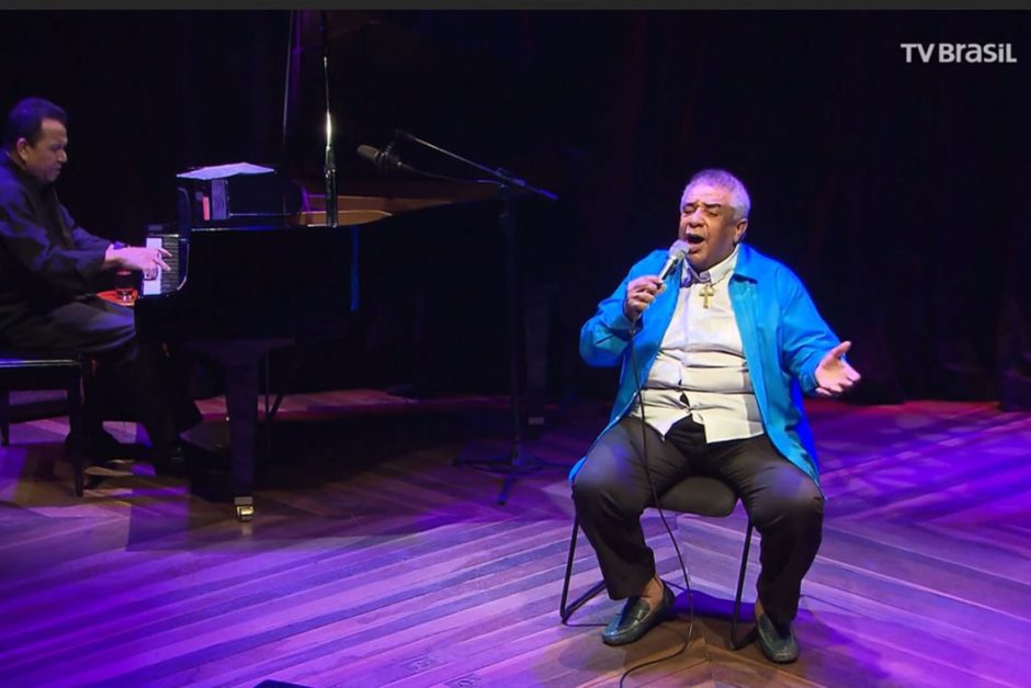 'Estou vivo!', comemora Agnaldo Timóteo após ficar meses internado devido a AVC