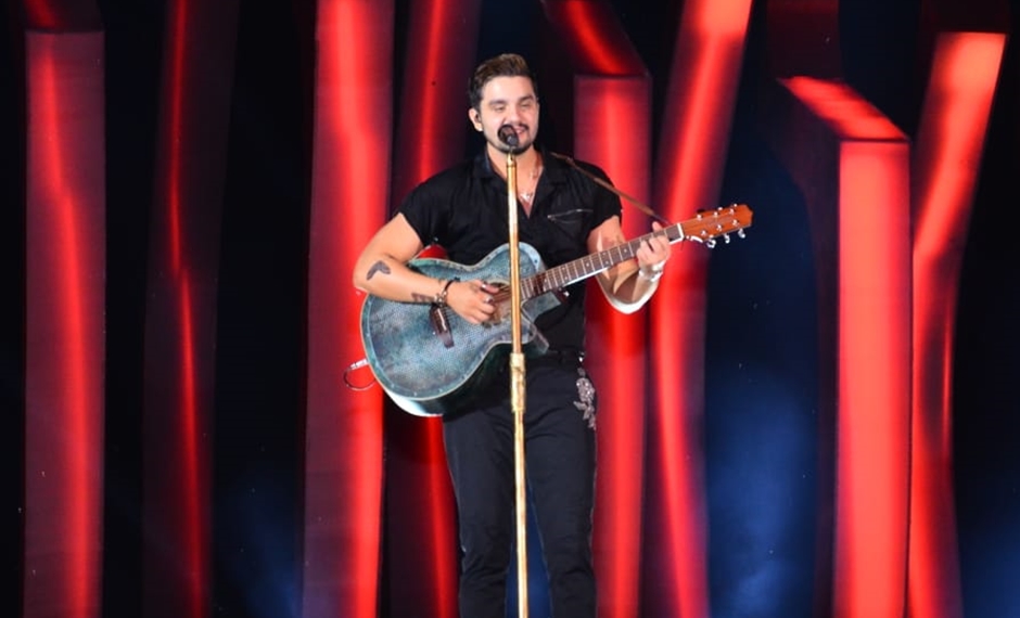 Cantor Luan Santana canta