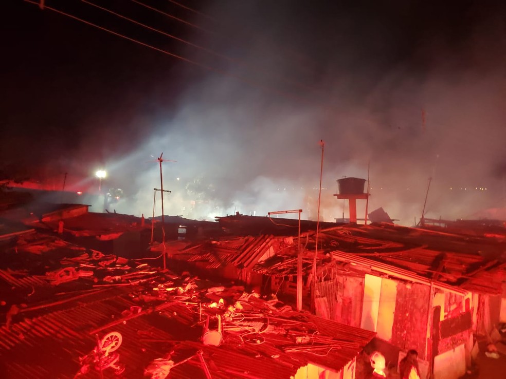 Acampamento de casas improvisadas pegou fogo (Foto: Divulgação/CBMDF)