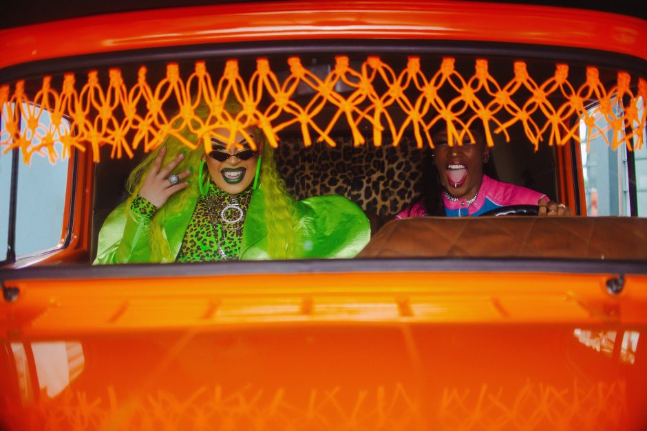 Gloria Groove e Iza no clipe de 'YoYo'