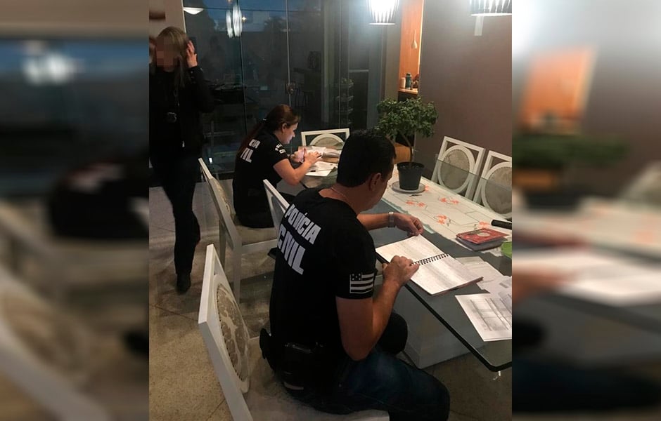 Agentes analisam documentos e anotações encontradas na residência do empresário (Foto: Divulgação / PC)