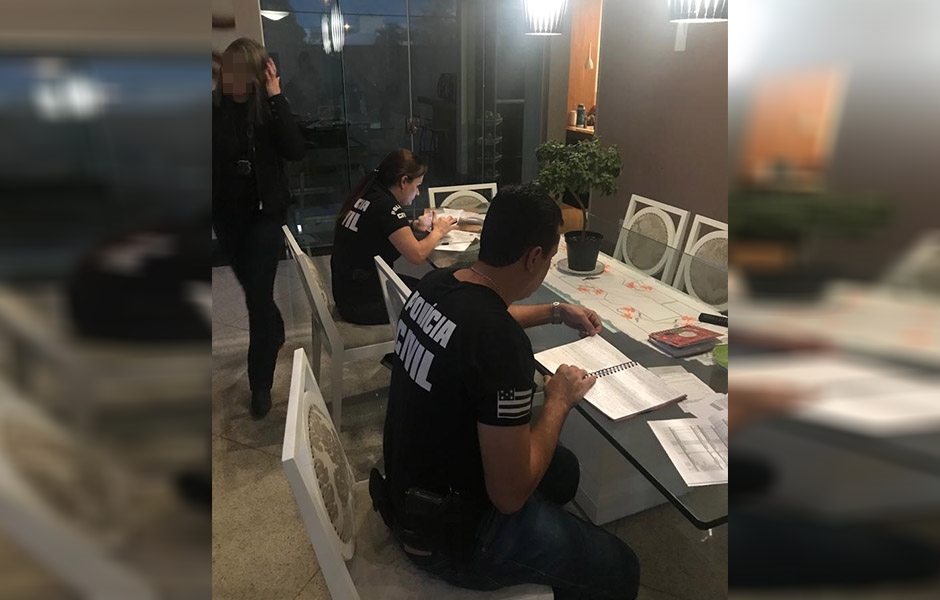 Agentes analisam documentos e anotações encontradas na residência do empresário (Foto: Divulgação / PC)