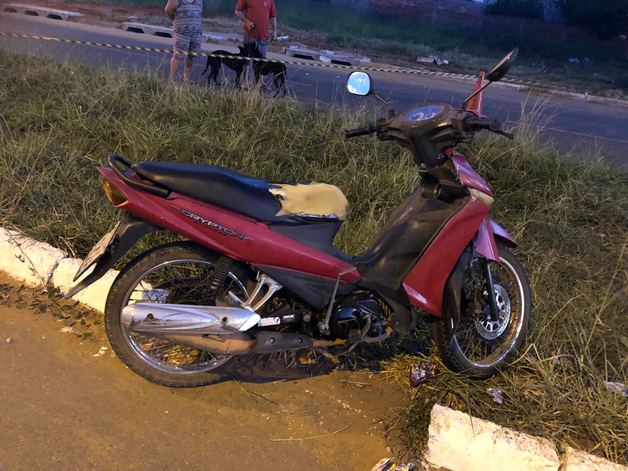 Motocicleta no canteiro central da avenida (Foto: Divulgação/DICT)