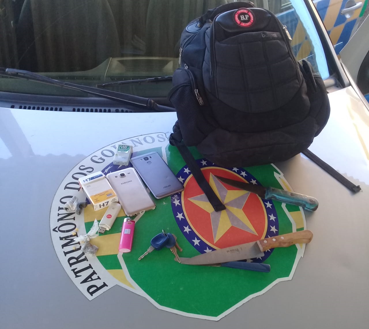 Objetos apreendidos com a dupla (Foto: Divulgação/Polícia Militar)