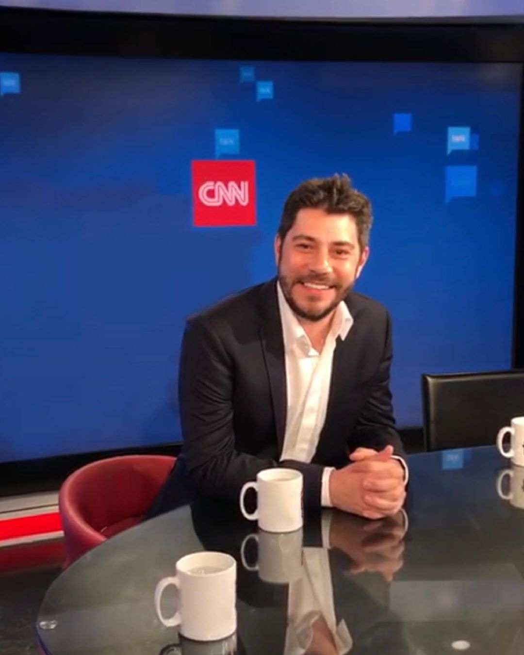Jornalista Evaristo Costa na bancada da CNN