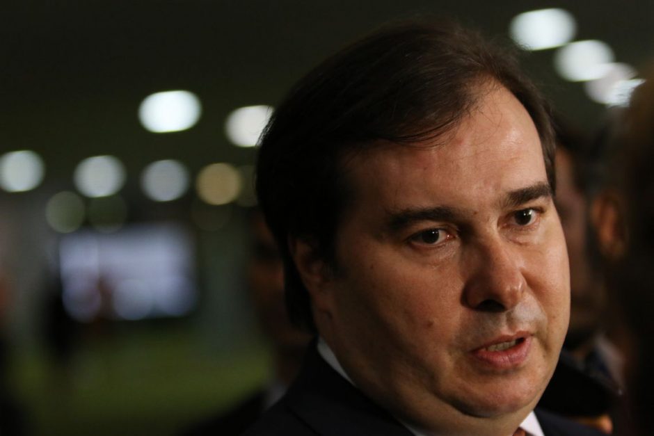 "Criar tensão institucional não ajuda o País a evoluir”, diz Maia sobre mensagens de Bolsonaro