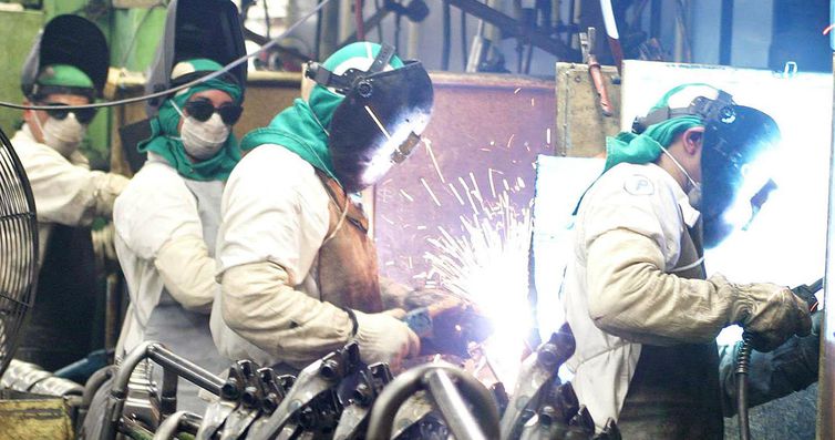Trabalhadores da indústria (Foto: arquivo/Agência Brasil)