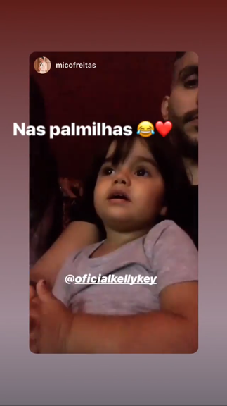 Filho da cantora Kelly Key com unhas pintadas