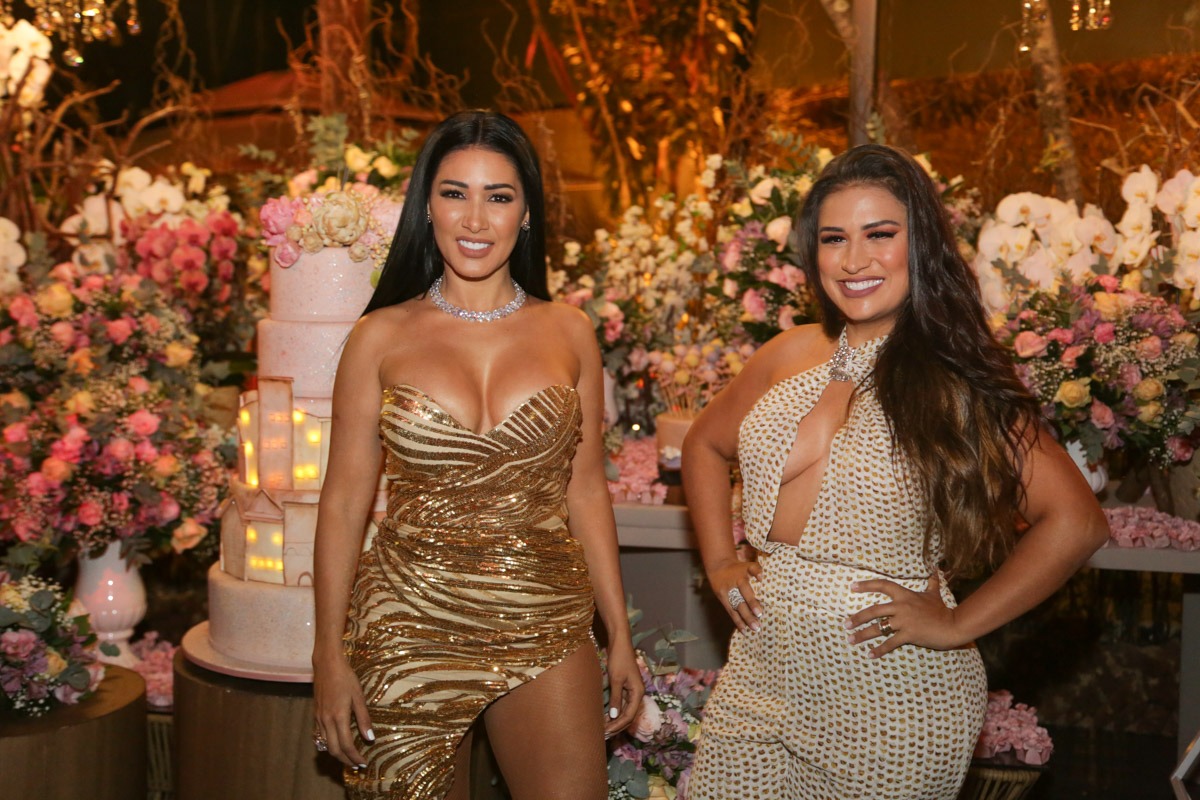 Cantora Simaria comemora aniversário de 37 anos em São Paulo com celebridades