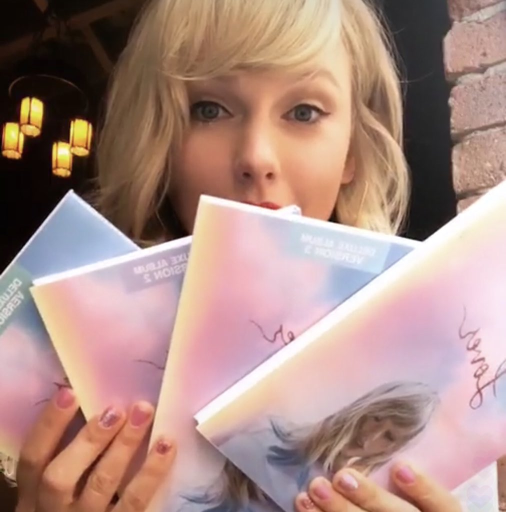 Capas do disco 'Lover' da cantora Taylor Swift