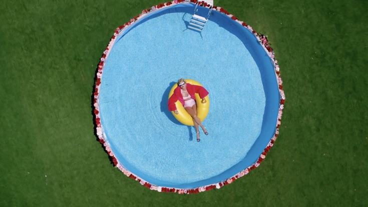 Taylor Swift no clipe de 'You Need To Calm Down'