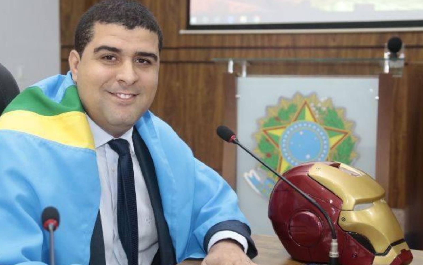 Rafael Moraes (PTB), com máscara do Homem de Ferro (Foto: Reprodução/Câmara de Vereadores de Caldas Novas)