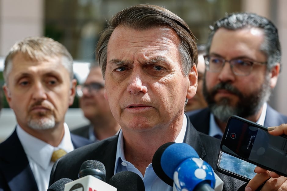 'É um colado ao outro', diz Bolsonaro sobre preço de combustível e alta do dólar