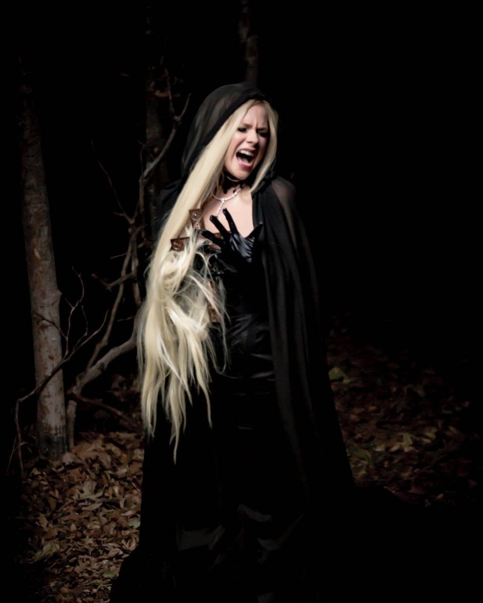 Avril Lavigne no clipe de I Fell In Love With The Devil