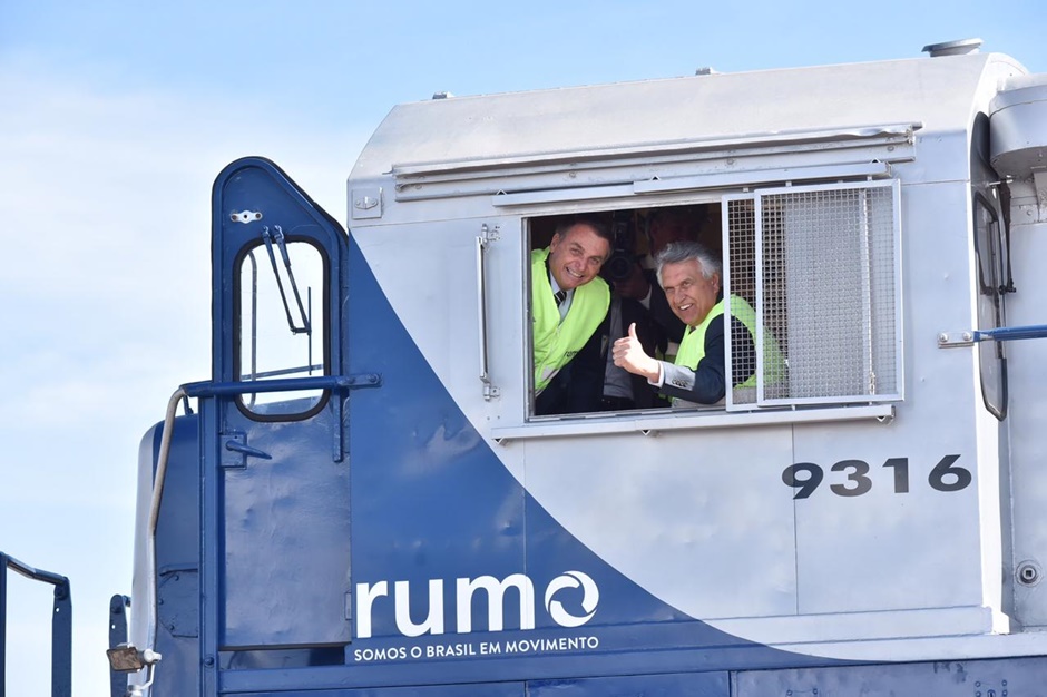 Ronaldo Caiado e Jair Bolsonaro na ferrovia norte-sul (Foto: Cristiano Borges e Júnior Guimarães | Governo de Goiás)