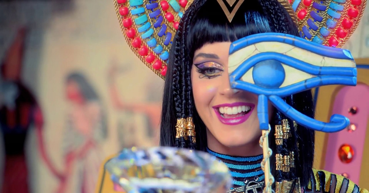 Cantora Katy Perry no clipe de 'Dark Horse' 