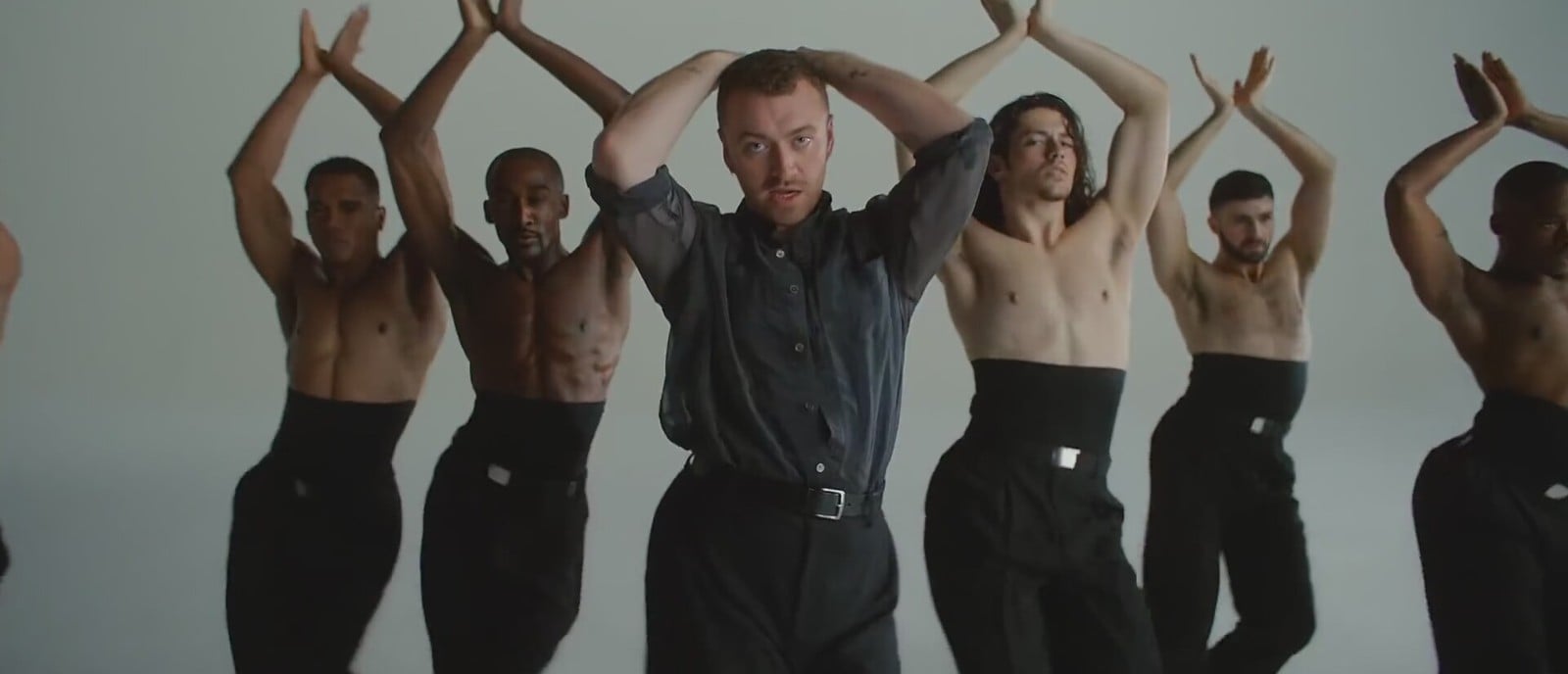 Cantor britânico Sam Smith, que exige tratamento por pronomes de gênero neutro