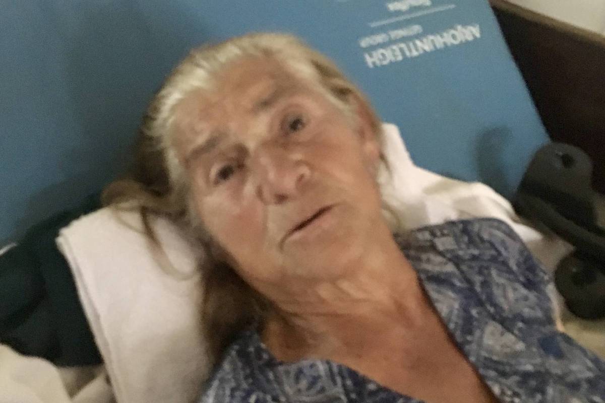 Maria Aparecida Firmo, 78, avó da primeira dama Michelle Bolsonaro, aguarda vaga para cirurgia em uma maca improvisada no corredor do hospital público de Ceilândia, cidade-satélite de Brasília - Daniel Carvalho - 10.ago.19/Folhapress