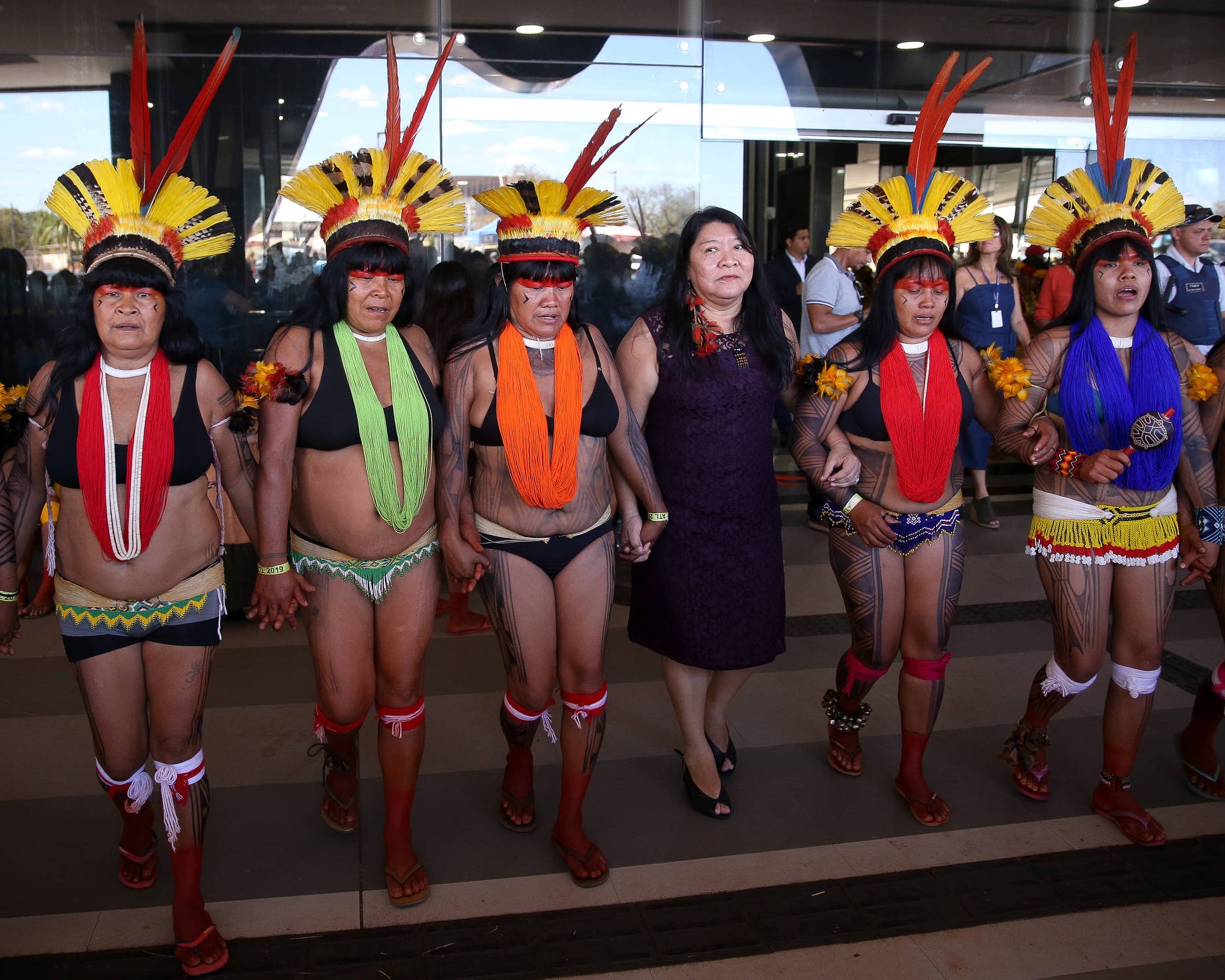 Índias ocupam prédio da Funasa, em Brasília, onde fica a Secretaria de Saúde Indígena (Foto: Pedro Ladeira/Folhapress)