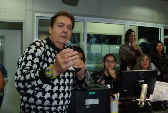 “Estão de sacanagem. Não é possível. Abertura da dança, estreia do quadro. Essa música foi feita para a tia de alguém, para algum parente?”, questionou Faustão