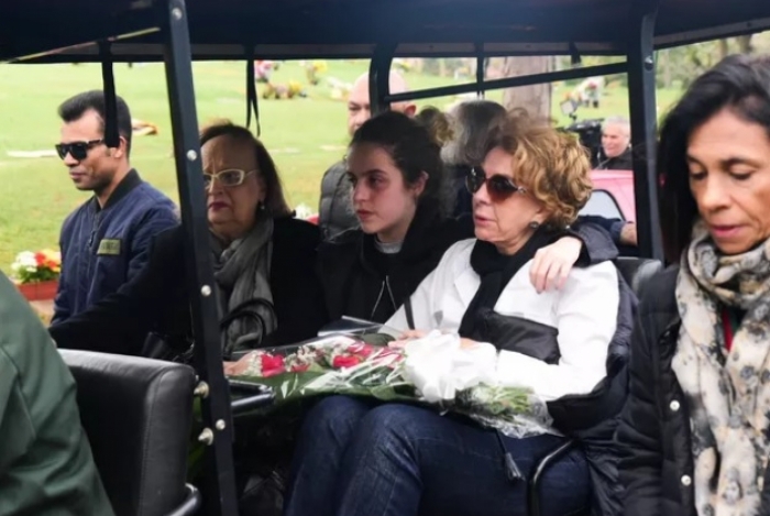 Mãe de Fernanda Young velório da filha (Foto: Leo Franco/AgNews)