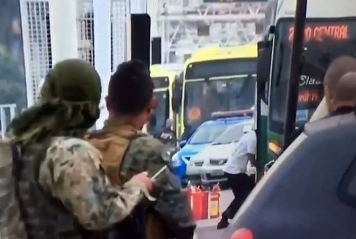 Atirador de elite acerta sequestrador de ôniubus na ponte Rio-Niterói (Foto: Reprodução)