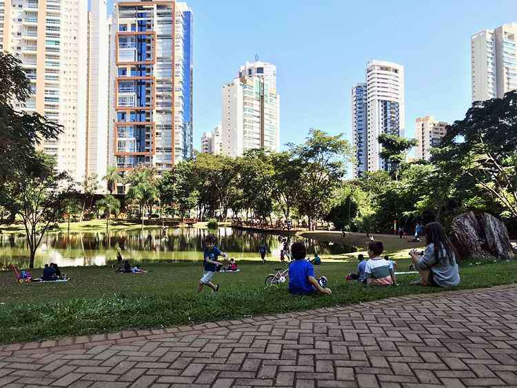 Criado pela Lei n. 10.346 de maio deste ano, o Adote Uma Praça prevê a celebração de parcerias com a iniciativa privada, com pessoas físicas ou jurídicas