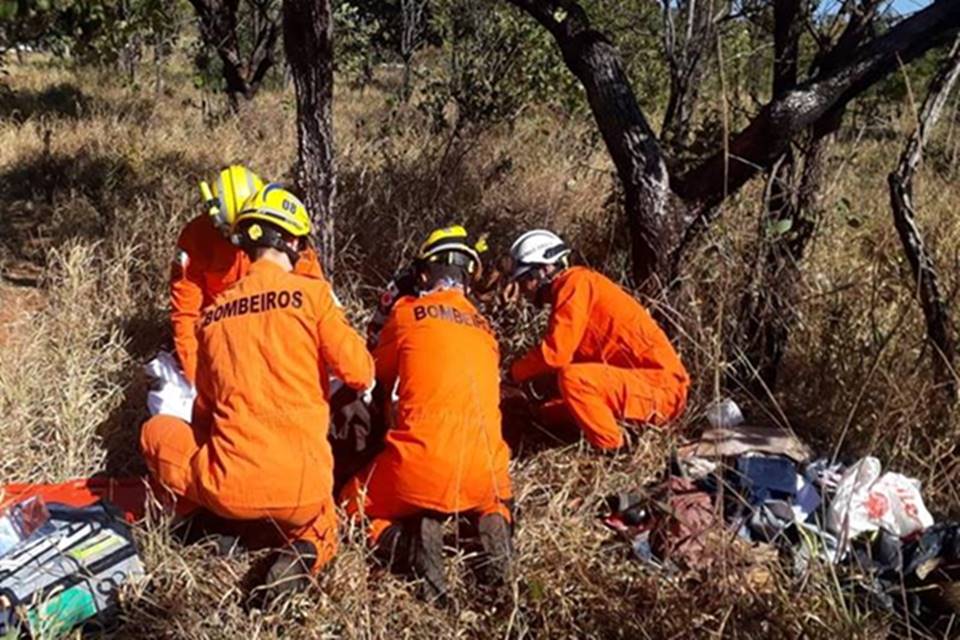 Mulher foi socorrida e encaminhada para o hospital (Foto: Divulgação/CBMDF)