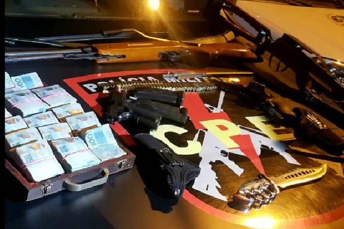 Mais de R$ 91 mil reais e armas diferentes foram apreendidas em Anápolis pela equipe do CPE (Foto: PMGO)