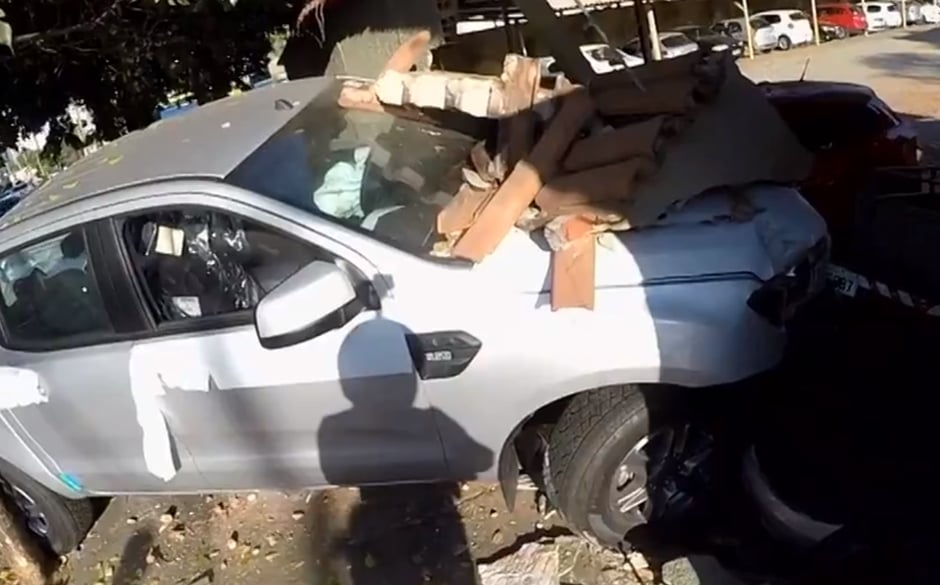 Ford Ranger atingiu muro de colégio na manhã desta terça-feira (27), no setor Oeste, em Goiânia (Foto: Reprodução/TV Anhanguera)