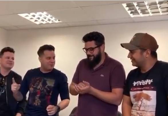 Logo após assinarem o acordo, os artistas ainda cantaram a música 'Não Tô Valendo Nada', lançada em 2013