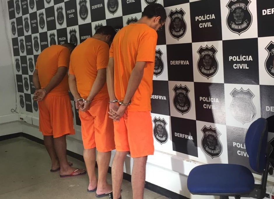 Washington Batista Magalhães, Italo Jordi dos Santos Pireneus, e Wanderson Campos Caetano são suspeitos de praticar fraudes envolvendo veículos locados em outros estados para revender em Goiás. (Foto: Izamara Muniz)