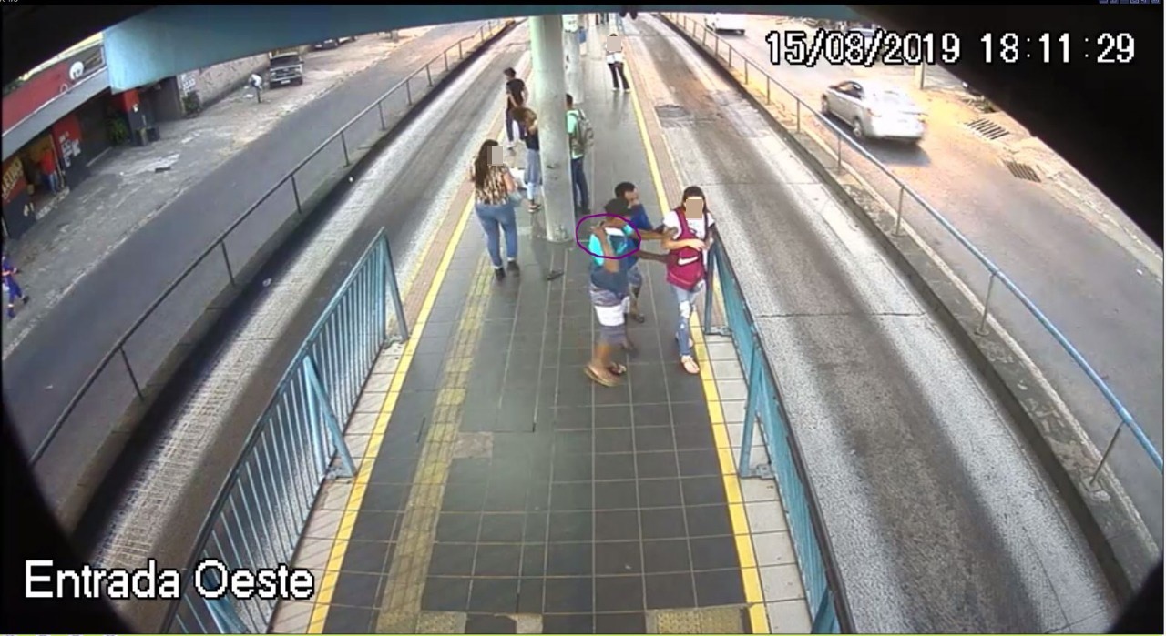 Nivaldo foi preso por roubo; ele aparece nas imagens ameaçando a estudante com uma faca (Foto: Divulgação / PM)