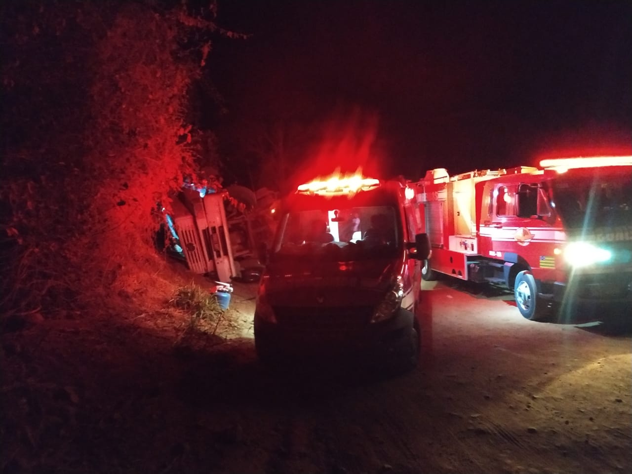 Caminhão tombado na BR-70; duas pessoas ficaram feridas