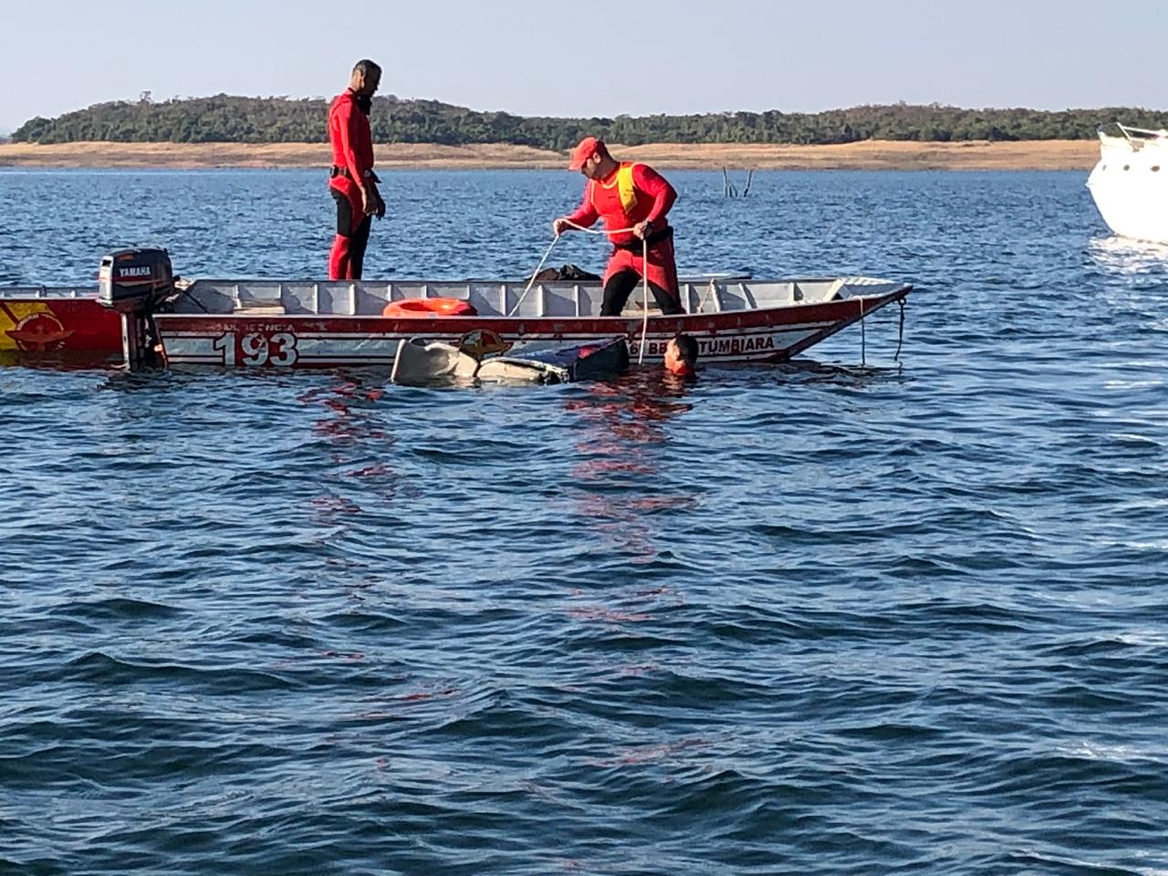 Bombeiros resgatam helicóptero que caiu no Lago das Brisas, em Buriti Alegre.