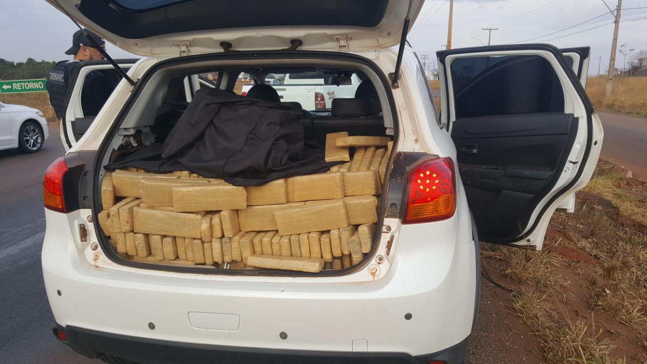 Vidros escuros impediam visualização dos entorpecentes 