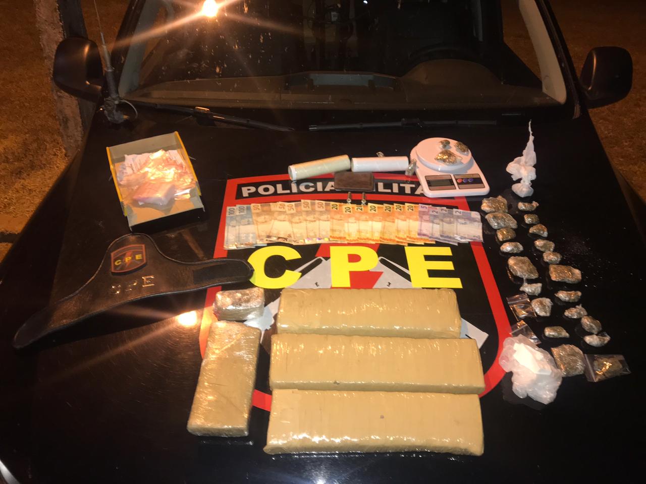 Foram apreendidos pela Polícia Militar aproximadamente cinco quilos de maconha, 100 gramas de cocaína, uma balança de precisão e munições de arma de fogo (Foto: PMGO)