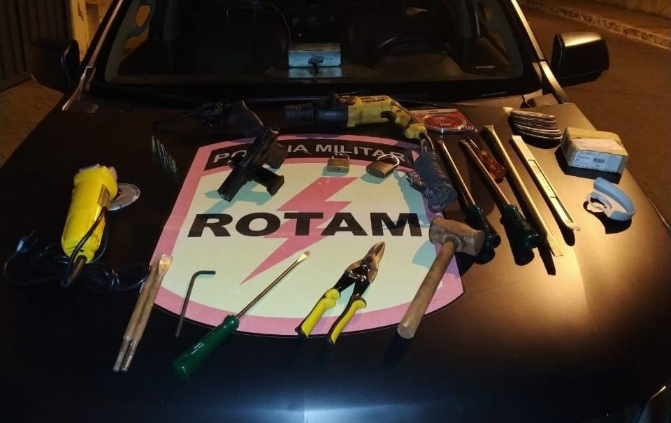 Armados com uma pistola e um revólver, a dupla foi flagrada dentro da agência dos Correios. No confronto, um terceiro suspeito conseguiu fugir.