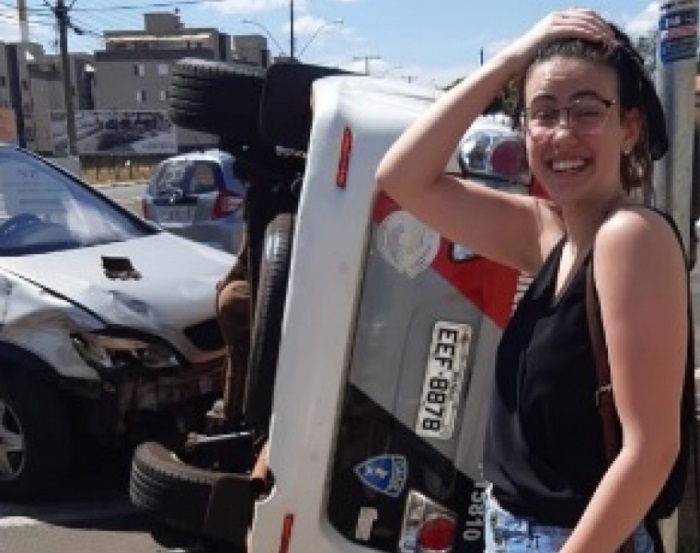 Quando viu a viatura, a estudante ficou nervosa e, ao invés de frear, ela acelerou com o carro