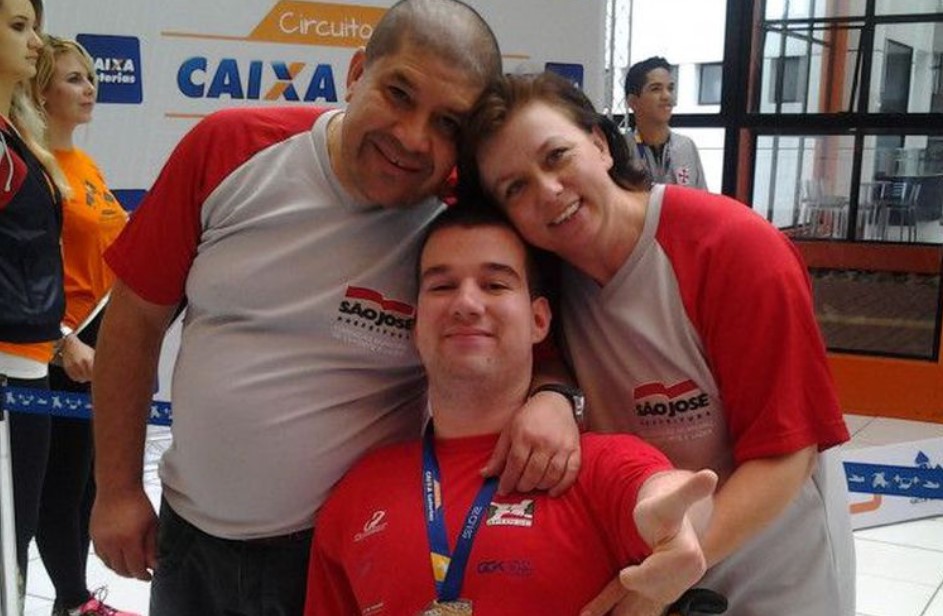 Nadador paralímpico já foi bronze nos 200m. Dedicação ao esporte ocorre em homenagem ao irmão, que morreu afogado em 2005
