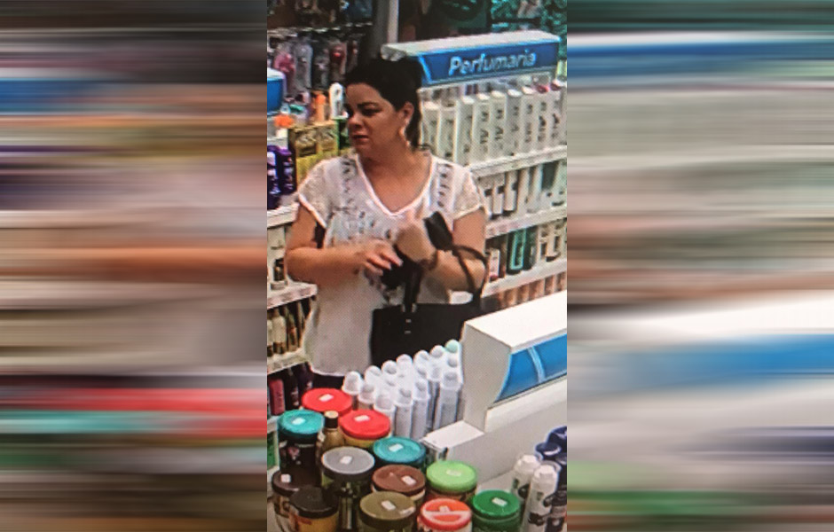 Mulher foi flagrada furtando desodorantes na farmácia (Foto: Divulgação)