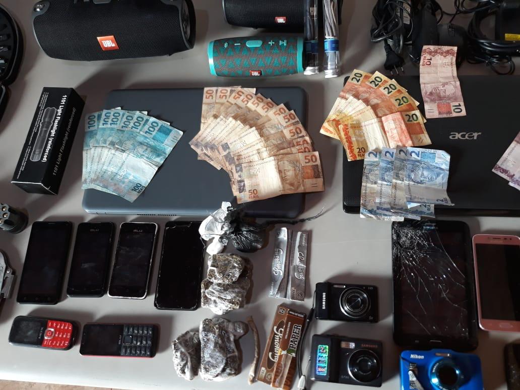 Materiais recuperados em ação da Polícia Militar em Chapadão do Céu (Foto: PMGO))