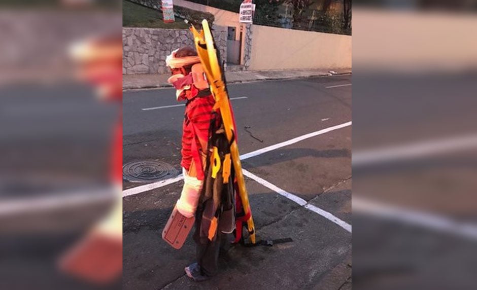 O homem foi flagrado com a maca por pedestres enquanto andava pela rua nessas condições e logo foi localizado, sendo reconduzido à unidade de saúde