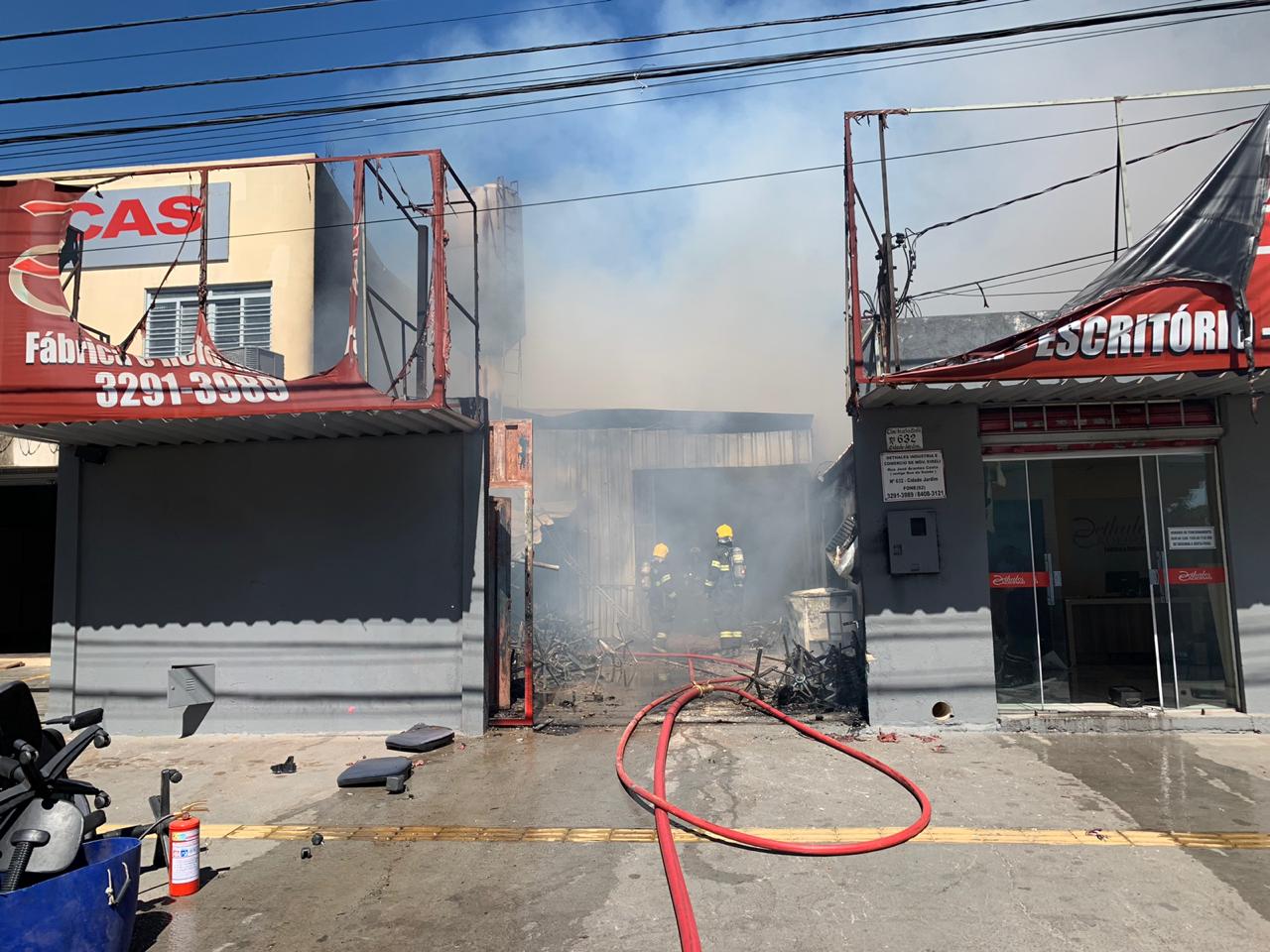 Bombeiros combatem incêndio em fábrica de cadeiras na Cidade Jardim (Foto: CMBGO)