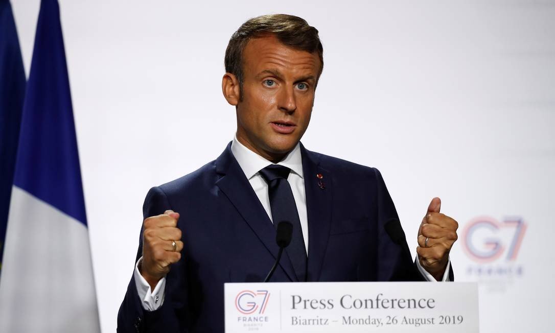 Mácron durante entrevista coletiva na cúpula do G7, na cidade francesa de Biarritz, ao lado do presidente do Chile, Sebastián Piñera.