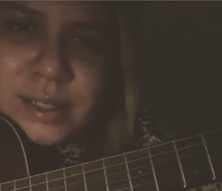 A cantora sertaneja postou um vídeo da música em seu perfil no Instagram; A publicação arrancou suspiros de fãs e também de celebridades