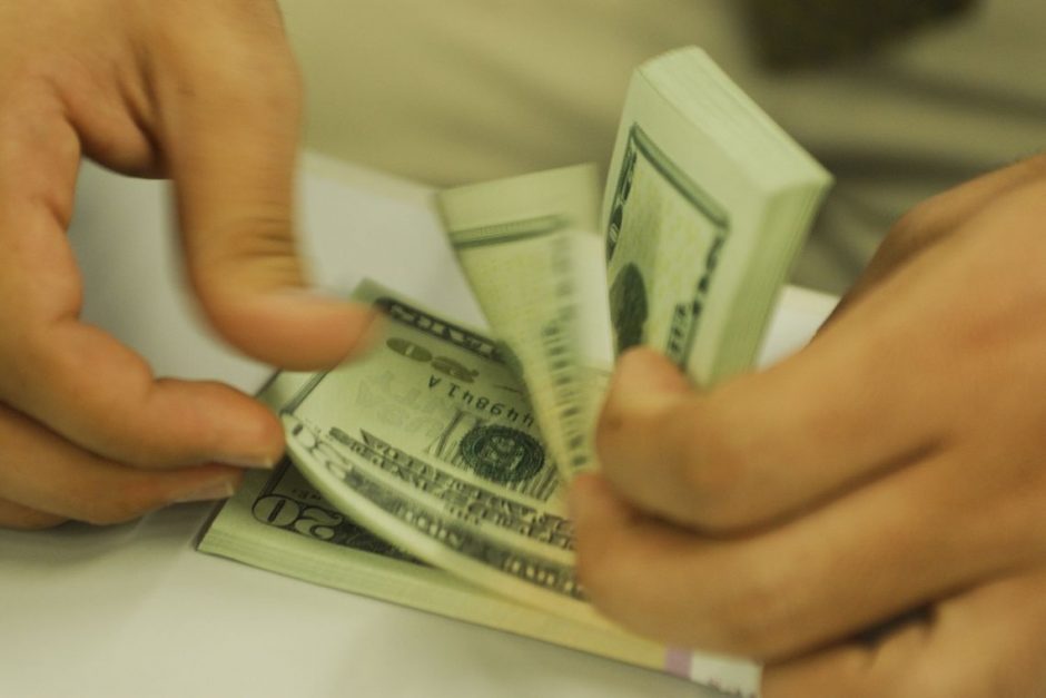 Dólar cai mais uma vez e encerra o dia vendido a R$ 5